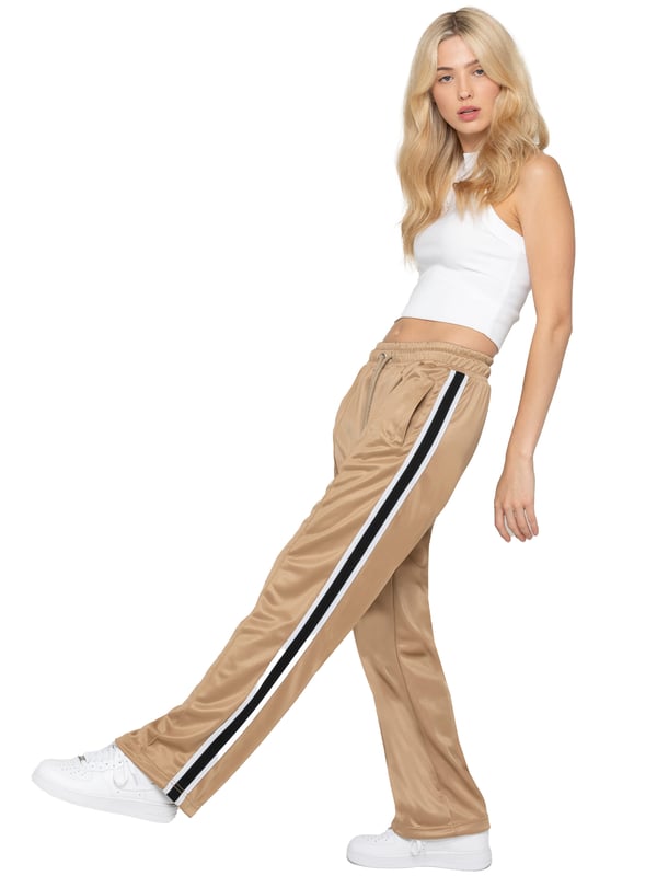 Presentamos los pantalones a rayas Enzo para mujer: ¡la combinación perfecta de estilo y comodidad! Con un diseño de rayas en contraste en el lateral y cintura media, estos pantalones de pernera ancha realzarán tu figura. La cinturilla elástica y el cordón permiten un ajuste personalizado, mientras que el corte estándar y los 2 bolsillos laterales aportan funcionalidad. Confeccionados 100% poliéster, estos pantalones se pueden lavar a máquina para facilitar el mantenimiento. Elija entre el clásico negro o el elegante beige. Confía en nosotros, ¡estos pantalones se convertirán en tu opción ideal para cualquier ocasión!