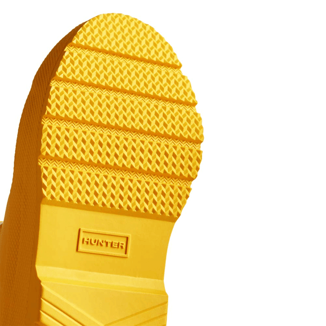 Cuando llueve, las aventuras pueden continuar con la bota Play de Hunter. Una reinvención para niños de la bota Play para adultos más vendida, esta bota es igual de impermeable, ligera y fácil de usar. Elaborada con caucho natural, con un forro de poliéster reciclado y una suela plana para máxima comodidad, cuenta con una lengüeta en la parte posterior para facilitar su puesta en cada viaje. Recomendamos que todas las botas Hunter se usen con calcetines para proteger la piel del usuario del contacto con el caucho.