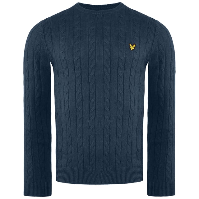 Lyle y Scott han revisado un clásico con nuestro jersey de punto de cable. Una pieza innovadora de prendas de punto, el jersey es liviano pero no le falta calidez. Diseñado para encajar perfectamente con un subyacente ligero, esta clásica pieza de prendas de punto mejorará su guardarropa de clima frío.