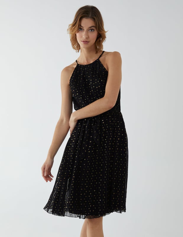 A pretty print pleated dress for you to wear on special occasions. This dress has a mesh top layer, a waist belt to accentuate your figure, and a halter neckline that will make you look even more elegant.