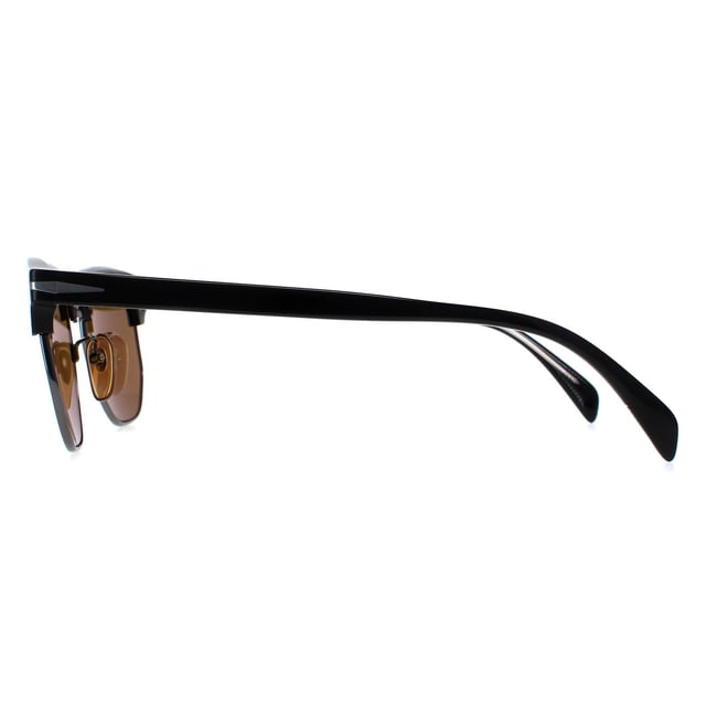 De David Beckham DB1002/S 807 2M zwartbruine zonnebril is een stijlvol en hoogwaardig accessoire dat superieure bescherming en comfort biedt, waardoor het de perfecte keuze is voor iedereen die een vleugje elegantie en verfijning wil toevoegen aan zijn/haar look terwijl hij/zij geniet van het buitenleven. De verstelbare neuskussentjes zorgen voor een comfortabele en veilige pasvorm, waardoor deze zonnebril geschikt is voor alle gezichtsvormen. Of u nu luiert bij het zwembad, rijdt op een zonnige dag, of er gewoon geweldig uit wilt zien terwijl u op stap bent, met deze zonnebril valt u op in de menigte.