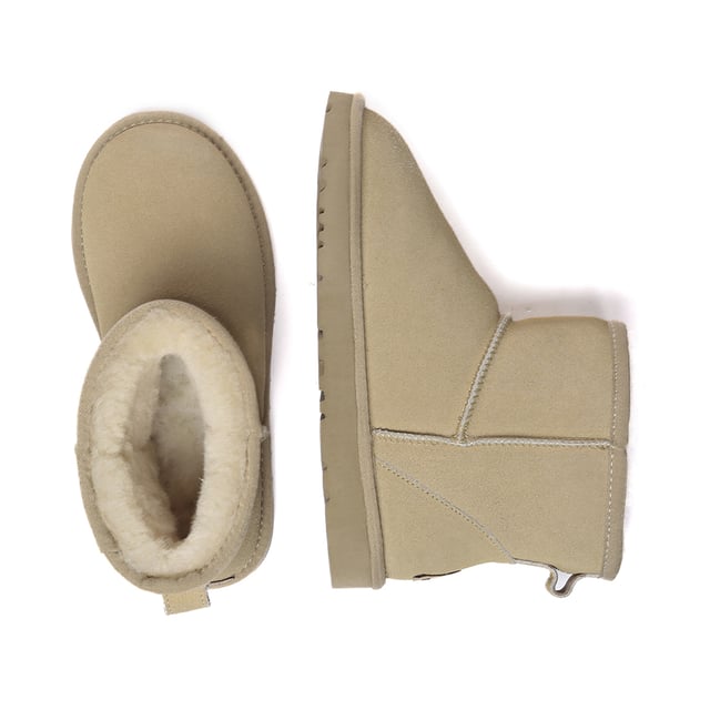 Discover the Ostrich Boots, a favourite among A-list celebrities, perfect for your winter wardrobe staple. These iconic boots effortlessly complement any outfit, whether you're relaxing at home or out running errands, seamlessly merging style with practicality for enduring comfort.

Product No. EAU3017

Description:
- Cow Suede Upper
Sheepskin Wool Insole and Lining
- EVA Sole