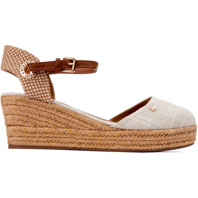 Womens natural Wrangler bela sandals, manufactured with textile and a rubber & rope sole. Featuring: gold hardware, wrangler branding, rope edge sole, branded insole and heel height 6cm.