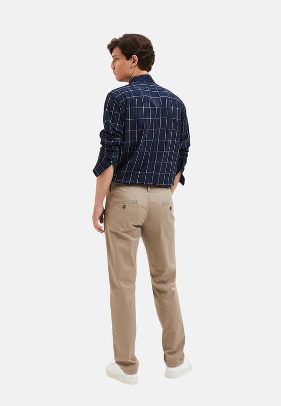 Tauchen Sie ein mit der Herren-Chinohose von Selected Homme. Mit ihrer schlanken Passform und dem schlanken Schnitt an den Oberschenkeln verleiht sie jedem Outfit eine moderne Eleganz. Die Paspeltaschen mit Knopf am Gesäß verleihen der Hose einen Hauch von Raffinesse und Funktionalität. Genießen Sie den ganztägigen Tragekomfort dank der hochwertigen Materialien und der sorgfältigen Verarbeitung. Die seitlichen Eingriffstaschen bieten praktische Aufbewahrungsmöglichkeiten für kleine Gegenstände. Der Reißverschluss und der Knopfverschluss sorgen für einen sicheren Sitz und ein einfaches An- und Ausziehen. Diese Chinohose ist perfekt für Männer, die einen anspruchsvollen Look mit einem Hauch von Lässigkeit suchen. Die Knöchellänge verleiht dem Style einen modernen Touch und ermöglicht es Ihnen, Ihre Lieblingsschuhe zu präsentieren. Die Gürtelschlaufen bieten die Möglichkeit, Ihren persönlichen Stil mit einem Gürtel Ihrer Wahl zu unterstreichen. Von lässigen Wochenendausflügen bis hin zu formellen Anlässen - diese Hose ist vielseitig einsetzbar und passt zu fast jedem Anlass. Erleben Sie den zeitlosen Stil und die Qualität von Selected Homme, die Ihren Look auf ein neues Level heben werden. Gönnen Sie sich den Luxus von Komfort und Stil - mit dieser Chinohose sind Sie immer perfekt gekleidet.