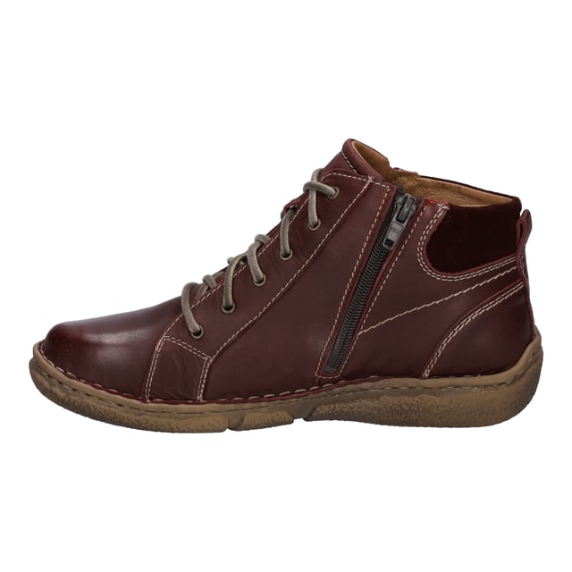 Entdecke die Fusion von Nachhaltigkeit und Eleganz mit der Stiefelette Neele 51 von JOSEF SEIBEL, gefertigt in der charakterstarken Farbe bordo. Dieses Damenschuhmodell repräsentiert die Liebe zum Detail und die Wertschätzung für handwerkliche Kunst. Das Obermaterial aus feinstem Nappa-Rindsleder und die Innensohle, die bei Bedarf durch ein orthopädisches Fußbett ersetzt werden kann, bieten unvergleichlichen Tragekomfort und machen den Schuh zu einem idealen Begleiter für vielfältige Freizeitaktivitäten. Ob beim Spazieren im Park, beim Stadtbummel oder bei anderen Outdoor-Aktivitäten, die TR-Sohle garantiert durch ihre Rutschfestigkeit und lange Haltbarkeit stets einen sicheren Auftritt. Die Reißverschlussfunktion sorgt für ein müheloses An- und Ausziehen, während die traditionelle Handnaht, ein Zeugnis echter deutscher Industriekultur, die Qualität und Liebe zum Handwerk unterstreicht. Die Produktlinie Spirit of Nature verbindet Style und Wohlgefühl mit einem charakterstarken Design und betont dabei die Wichtigkeit von Slow Fashion - fernab von kurzlebigen Trends. Mit der Stiefelette Neele 51 erwirbst du nicht nur einen Schuh, sondern ein Stück Kultur und Handwerkskunst.