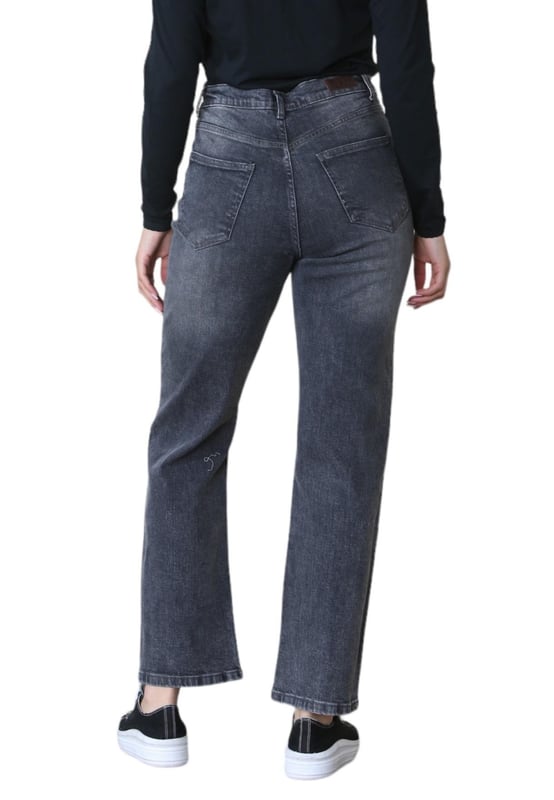 MYT Damen High Waisted Jeans mit weitem Bein sind aus hochwertigem Denim-Stoff gefertigt. Sie sitzt hoch und bequem auf der Taille mit einer dramatischen A-Linien-Bein-Silhouette, die sich nahtlos an Ihre Hüften anschmiegt.- -. Das Five-Pocket-Design sowie der Knopf- und Reißverschluss sorgen für klassische Akzente. Ein Markenetikett auf der Rückseite sorgt für ein charakteristisches Finish.- -. Der Stoff ist mit 2 % Elastan gemischt, was für leichte Bewegungsfreiheit und Komfort sorgt.- -. Das klassische, weite Bein und die gerade Passform dieser Damenjeans machen sie unglaublich vielseitig.- -. Kombinieren Sie sie mit Ihrer Lieblingsbluse oder einem lässigen T-Shirt.