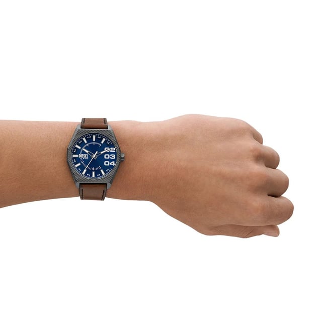 This Diesel Scraper Analogue Watch for Men is the perfect timepiece to wear or to gift. It's Gun 44 mm Round case combined with the comfortable Brown Leather watch band will ensure you enjoy this stunning timepiece without any compromise. Operated by a high quality Quartz movement and water resistant to 5 bars, your watch will keep ticking. This classic watch gives a comfortable feeling with its Leather strap, it's perfect for every occasion This Analogue watch has a function: Luminous Hands and Luminous Numbers High quality 21 cm length and 22 mm width Brown Leather strap with a Buckle Case diameter: 44 mm,case thickness: 9 mm, case colour: Gun and dial colour: Blue