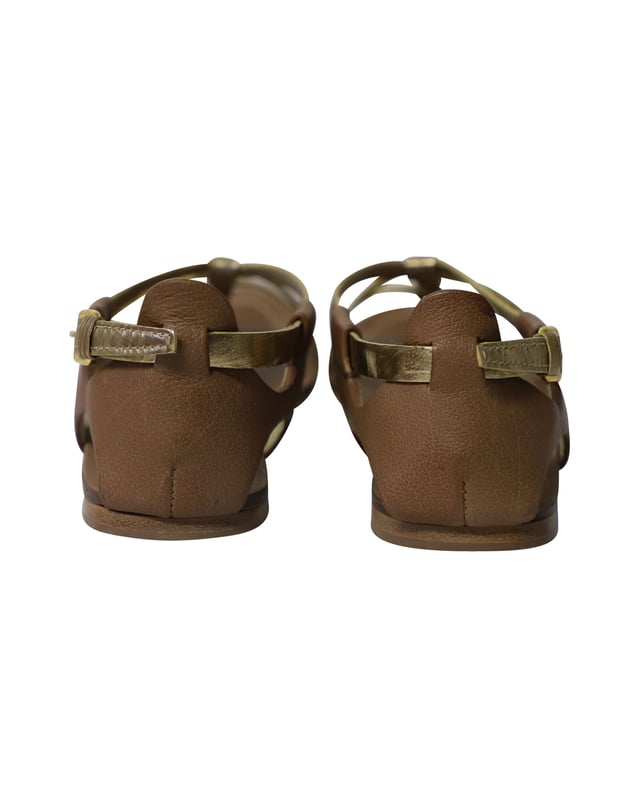 VINTAGE, UVP WIE NEU  
Das goldene Riemen-Detail kennzeichnet diese Gladiatorensandalen von Miu Miu. Hergestellt aus Leder, können diese Gladiatorensandalen dich überall hin begleiten und lassen sich perfekt mit deinen Lieblingsjeans kombinieren. Stylen Sie diese Sandalen mit einer Jeans und einem T-Shirt und sehen Sie dennoch entspannt schick aus.  

Miu Miu Gladiator Flache Sandalen aus goldfarbenem Leder  
Zustand: Gut, kommt mit Schuhkarton  
Abnutzungserscheinungen: Starke Abnutzung an der Sohle und Falten im Leder  
Material: Leder  
Größe: 38/US8  
SKU: 159856  