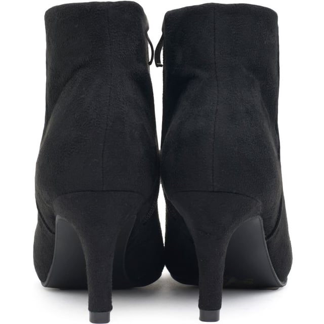 Betreed de catwalk en stap in de spotlight met de Solesister Dina Heel, het toonbeeld van chique verfijning. Deze oogverblindende zwarte lage enkellaarsjes hebben een tijdloos ontwerp met ronde neus en elegante hakken die beloven je stijl en gestalte te verbeteren. Gemaakt van premium suède-look materialen, zijn zowel het bovenwerk als de zool ontworpen voor blijvende duurzaamheid en comfort. Perfect voor een avondje uit of een dag op kantoor, de Dina Heel voegt een vleugje glamour toe aan elke outfit!