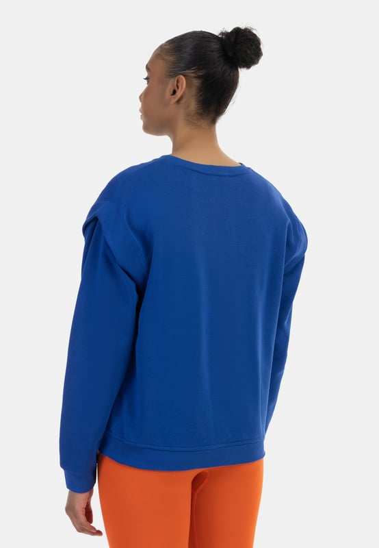 Het zachte sweatshirt van myMo, gemaakt in Italië, is gemaakt van een katoenmix en heeft een losse pasvorm. De verlaagde schouders worden geaccentueerd door een overlappend detail, waardoor de trui een moderne touch krijgt. De modieuze ronde hals en geribde manchetten zorgen voor een casual uitstraling.  jumper