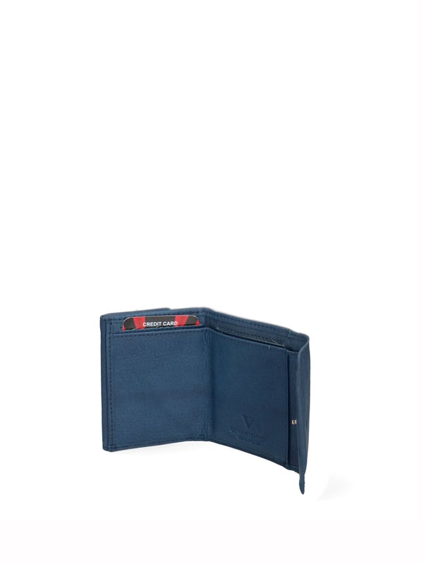 Cartera de hombre. El cierre es con botón de presión. Los bolsillos internos son tarjeteros y porta billetes. Los bolsillos externos son uno frontal con botón magnético. Falta la correa para el hombro. Falta el mango. Hay un compartimento interno. El material exterior es 100% Piel Auténtica. Internamente está forrado en piel auténtica. Medidas: 9x7,5x2 cm. Producto de moda