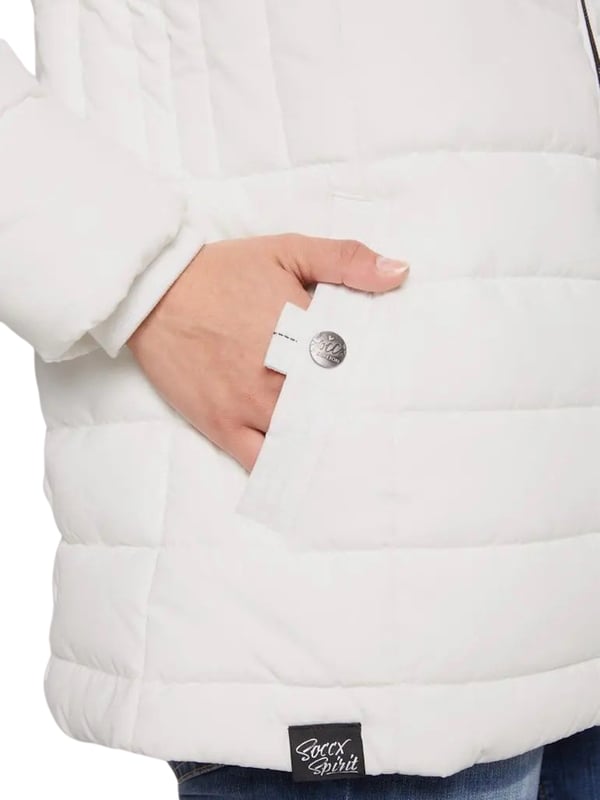 Deze gewatteerde jas voor dames is de ideale metgezel voor de winter. Hij is warm gevoerd en kan op verschillende manieren worden gecombineerd. De comfortabele snit creëert een vrouwelijk silhouet en is uiterst comfortabel om te dragen. De pluizige teddyvoering in de opstaande kraag en in het bovenste deel van de romp zorgt voor een behaaglijk gevoel. De jas kan worden gesloten met een rits. De capuchon kan met een trekkoord worden versteld of indien nodig worden verwijderd. Een opstaande kraag biedt extra bescherming tegen kou en wind. De mouwen zijn afgewerkt met geribde boorden om te voorkomen dat de kou binnendringt. De twee zijzakken met drukknopen zijn ideaal om kleine spullen in op te bergen of je handen warm te houden. Labelopdrukken op de capuchon en mouwen ronden het ontwerp af. Een stijlvolle winterlook is gegarandeerd met deze jas.