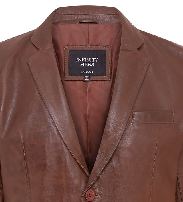 Una gran opción para crear un look sofisticado para ocasiones más formales, esta chaqueta blazer está confeccionada en nuestro cuero napa de grano completo de primera calidad. Con un solo pecho, dos botones y bolsillos con solapa ubicados en la cintura, esta chaqueta viene en el apreciado estilo tradicional. La chaqueta ha sido diseñada con una silueta delgada y se ajusta a la cintura para lograr el ajuste perfecto, con cuatro botones en cada puño abierto y una sola abertura en la parte trasera de la chaqueta también introducida para este propósito. Presentamos esta versión contemporánea del blazer clásico en combinaciones de colores negro y marrón para dos alternativas versátiles. • 100% cuero napa ultra suave de primera calidad • Blazer formal de un solo pecho con dos botones • 3 bolsillos externos y 2 internos • Cuatro botones en cada puño y una sola abertura en la parte trasera de la chaqueta