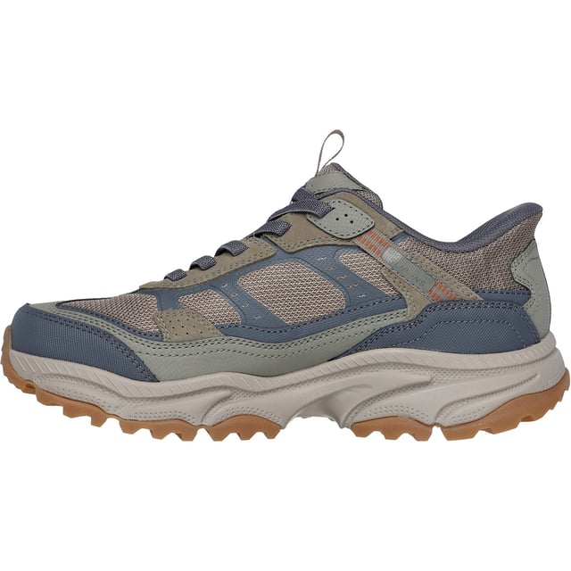 Een sportieve klassieke look krijgt een upgrade in duurzaam comfort met de Skechers Vigor AT. Deze slip-on heeft een suède bovenwerk met een Skechers Air-Cooled Memory Foam comfort binnenzool.