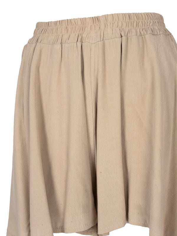 Einfacher Schnitt

Dieses Modell zieht mit seinem einfachen Schnitt die Aufmerksamkeit auf sich, der sich sowohl für den Alltag als auch für formellere Anlässe ideal eignet und jeder Stilisierung eine subtile Eleganz verleiht.

Mit elastischem Bund

Ein elastischer Bund sorgt nicht nur für Tragekomfort, sondern auch für eine hervorragende Anpassung an die Figur, was dazu führt, dass die Hose den ganzen Tag über perfekt sitzt, unabhängig von der Aktivität.

Mit weiten Beinen

Breite Beine verleihen der Hose ein modernes und stilvolles Aussehen und garantieren gleichzeitig Bewegungsfreiheit, was sie zur idealen Wahl für jede Gelegenheit macht, vom Stadtbummel bis zum abendlichen Ausgehen.

Aus leicht transparentem Stoff

Der leicht transparente Stoff verleiht der Hose Leichtigkeit und subtilen Charme, indem er beeindruckende Schichten schafft, die sich bei Bewegung schön drapieren und den einzigartigen Charakter dieses Modells unterstreichen.

Mit Futter

Das Futter bietet zusätzlichen Komfort und Schutz, so dass die Hose nicht nur stilvoll, sondern auch praktisch ist, ideal für den ganzen Tag ohne Sorgen um Durchsichtigkeit.

Mit zwei Taschen an den Seiten

Zwei Taschen an den Seiten sind nicht nur eine funktionale Lösung, sondern auch ein stilvolles Detail, das der Hose einen lässigen Charakter verleiht und das Aufbewahren kleiner Gegenstände stets griffbereit ermöglicht.

Aus hochwertigem Stoff

Aus hochwertigem Stoff gefertigt, garantieren die Hosen Langlebigkeit und Tragekomfort, wobei sie auch nach vielen Wäschen ihr elegantes Aussehen beibehalten, was sie zu einer Investition für Jahre macht.