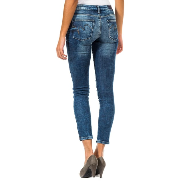 long pants. 
 blue denim with worn and broken knees effect. 
 Zipper and button on the front. 
 Waist with belt loops. 
 Two open pockets and mini pocket on the front. 
 Two open on the back pockets. 
 Custom label application skin by brand, in the back of the waistband. 
 Netherlands with narrow cut. 
 Seams views tone. 

 Composition: 
 - 70% Cotton. 
 - 28% Polyester. 
 - 2% elastane. 

 Washing instructions: 
 - Wash up to 40 ° C. 
 - Iron at medium temperature, max. 110C. 
 - Allows dryer. 
 - Do not bleach. 
 - Not allowed dry cleaning. 

 Composition: 70% Cotton, 28% Polyester, 2% Elastane
 Care:
- Wash maximum at 40ºC.
 - Iron at medium temperature, max. 110ºC.
 - Allows you to use a dryer.
 - Do not use bleach.
 - Does not support dry cleaning.