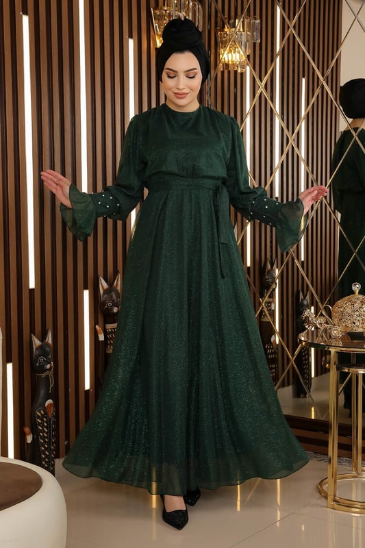 Stoffmerkmal: Hergestellt aus glitzerndem Chiffon-Stoff. Produktmerkmal: Neues Hijab-Modestück der Saison. Gefüttert. Mit Knopfverschluss am Rücken. Elastischer Bund. Manschetten mit Steinverzierungen. Wird mit einem abnehmbaren Gürtel geliefert. Aufgrund von Konzeptfotoshootings kann es zu leichten Farbabweichungen beim Produkt kommen. Das Model trägt Größe 38. Größe 38 Abendkleid