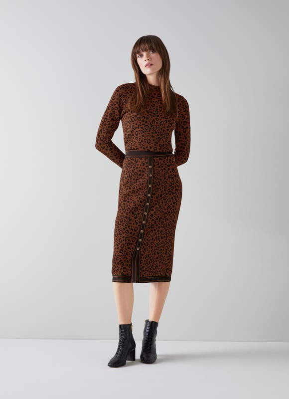 Our Lea pencil skirt works as part of a two-piece with the matching Lea jumper or by itself with a plain knit. Crafted from a brown leopard print slinky fabric, it sits on the waist, has border detail, buttons through and has a slim fit falling to the knee. Match it up to the jumper for a playful autumnal look or wear it with alternative pieces in your wardrobe as a statement skirt.