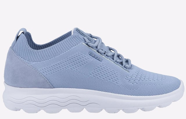 Spherica is een sneaker met een ultracomfortabel duurzaam ontwerp met onovertroffen demping en schokabsorberend vermogen. Hij is gemaakt van een gebreide stof en gerecycled suède, straalt een relaxte on-trend-stijl uit en heeft een veelzijdige esthetiek.
- Exclusief ademend patent
- Bovenwerk van gebreid textiel
- Vetersluiting
- 360 graden ademend
- Duurzame rubberen buitenzool
