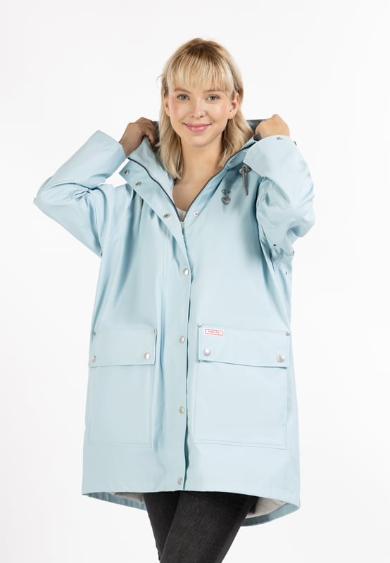 Het regenjack van myMo is met zijn brede poncho vorm helemaal in de trend. Het gecoate materiaal is bovendien niet alleen waterdicht, maar dankzij de gesealde naden ook winddicht en biedt zo de beste bescherming tegen alle weersomstandigheden. De binnenvoering is van een zachte jersey, wat het draagcomfort nog vergroot. Een grote capuchon met trekkoorden en een glitterkoord, verstelbare manchetten en de optimale lengte zorgen ook voor duurzame bescherming. Effectieve luchtcirculatiegaten onder de armen zorgen voor een goed ademend vermogen. De oogjes, knopen en andere kleine details zijn versierd met mooie en stijlvolle logo reliëfs.Belangrijke maatinformatie: Omdat het jack een speciale oversize vorm heeft, is het geschikt voor verschillende maten: Maat XS/S - past tot maat 42/44 Maat M/L - past tot maat 46/48 Maat XL/XXL - past tot maat 50/52