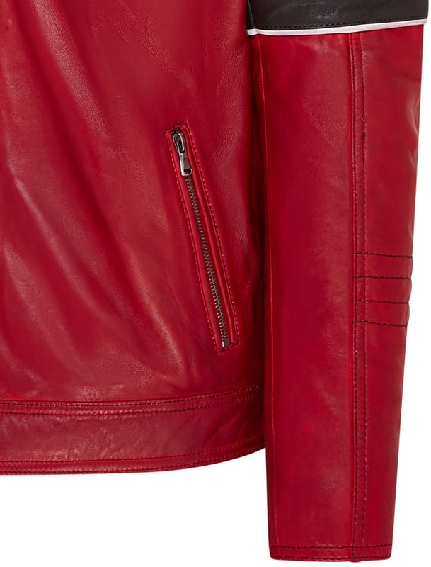 Esta chaqueta, que rinde homenaje a las leyendas de las carreras de la era de Le Mans de los años 50, presenta dos bandas de carreras en cada una de las mangas que son la característica definitoria de esta prenda. La chaqueta está confeccionada con piel de napa premium ultra suave con acolchado alrededor de los hombros que está separado de la parte superior del pecho por un borde ribeteado en blanco, lo que le da a esta pieza una estética claramente deportiva. El interior de la chaqueta está forrado con una tela de popelina a juego con compartimentos integrados para ayudar a los cuatro bolsillos delanteros con cremallera a proporcionar un almacenamiento seguro. Esta chaqueta aparece en una combinación de colores clásica en negro y un rojo intenso, que es una gran opción para un estilo más llamativo. • Piel de napa ultra suave 100 % premium. • Dos bolsillos en ángulo en la cintura y dos bolsillos en el pecho con cremallera • Bandas de carreras en cada manga • Acolchado en los hombros y en los puños • Cierre con cremallera YKK • Cuello alto corto
