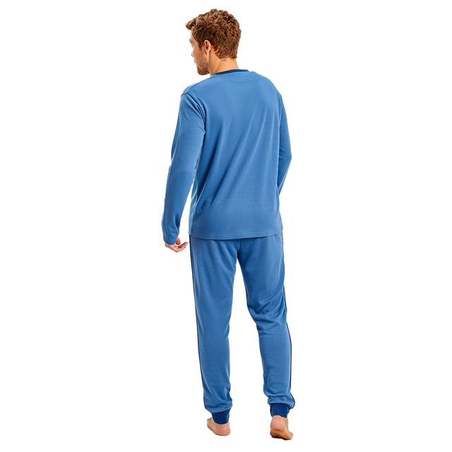 Pijama de  manga larga Munich.
Color Azul
Camiseta de manga larga y cuello redondo.
Diseño con gráficos de la marca.
Pantalón largo.
Cinturilla elástica.
Bajos rectos.
Costuras vistas a tono.

Composición:  60% Poliéster, 40% Algodón.

-Lavar a temperatura máx. 30º.
-No usar lejía.
-Planchar a temperatura máx. 110º.
-No admite lavado en seco.
-Permite utilizar secadora.