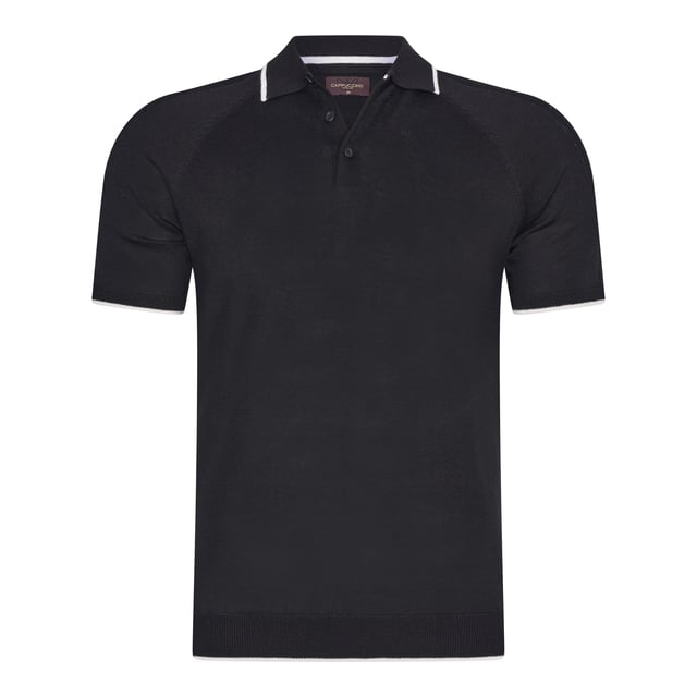 Polotröja för män från märket Cappuccino Italia. Cappuccino Italias polotröjor är tillverkade av bomull och polyester och har en normal passform. Den mjuka bomullen ger hög komfort.  Varumärke: Cappuccino ItaliaModellnamn: Tipped Tricot PoloKategori: polo för mänMaterial: bomull och polyesterFärg: svart