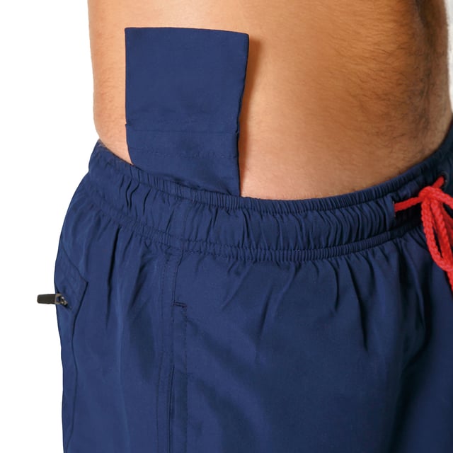 Bañador bóxer Munich.
Cinturilla elástica, ajustable mediante cordones.
Dos bolsillos abiertos con forro de rejilla, en los laterales.
Bordado con el nombre de la marca el lateral inferior.
Bolsillo con cierre de cremallera en la parte trasera.
Bolsillo interior en la parte delantera.
Forro interior de rejilla.
Costuras vistas a tono.
 Composición: 100% Poliéster
 Cuidados:
Lavar a mano.
Se puede planchar.
No usar lejía.
No usar secadora.
No lavar en seco.