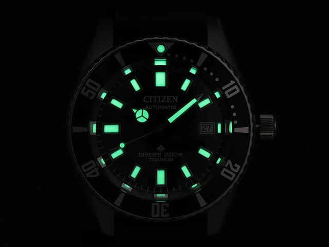 Diese Citizen Promaster Diver Analog Uhr für Herren ist das perfekte Zeitmesser, um sie zu tragen oder zu verschenken. Das silberne 41 mm runde Gehäuse kombiniert mit dem bequemen Silber-Titan-Armband sorgt dafür, dass Sie dieses atemberaubende Zeitmesser ohne Kompromisse genießen können. Angetrieben von einem hochwertigen Automatikwerk und wasserdicht bis 20 bar, wird Ihre Uhr weiterhin genau gehen. Diese Uhr verfügt über ein automatisches Uhrwerk (aufgeladen durch jede Bewegung Ihres Handgelenks; benötigt niemals eine Batterie) - Die Uhr hat eine Kalenderfunktion: Datum, leuchtende Zeiger, leuchtende Zahlen. Hochwertiges 21 cm langes und 21 mm breites Silber-Titan-Armband mit einer Klappschließe mit Druckknopf. Gehäusedurchmesser: 41 mm, Gehäusehöhe: 12 mm, Gehäusefarbe: Silber und Zifferblattfarbe: Blau.