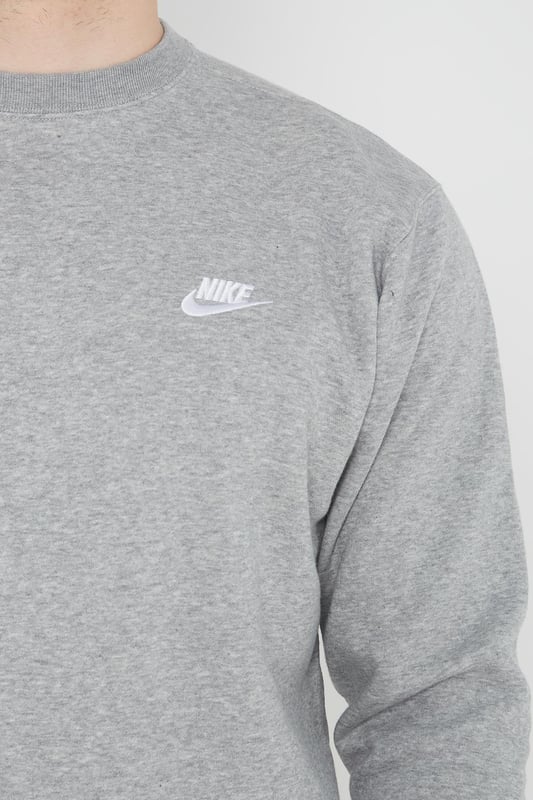 Nike Herren Crewneck Clubfleece Trainingsanzug Set.           
Gefertigt aus gebürstetem Rückenfleece.           
Gerippter Rundhalsausschnitt, Bündchen und Taille.          
Klassisches gesticktes Nike-Logo auf der linken Brust.               
80% Baumwolle, 20% Polyester.           
Maschinenwaschbar.           
Erhältlich in Schwarz, Marineblau, Grau.