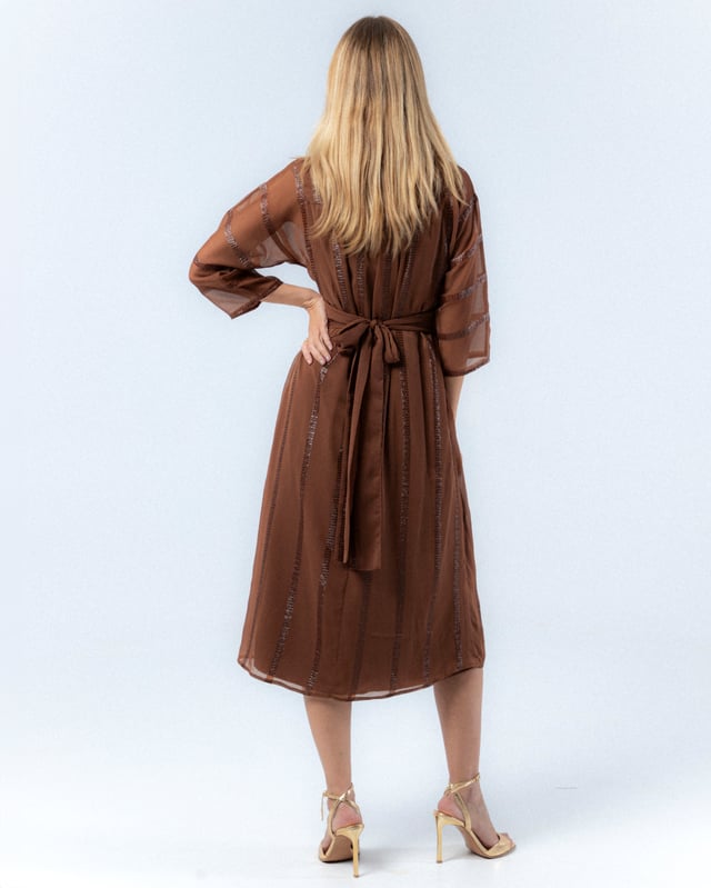 El Vestido Midi Lara es perfecto para tus eventos de otoño. Su diseño de rayas y mangas tres cuartos añaden un toque moderno y elegante a cualquier look. Combínalo con tacones y accesorios dorados para un estilo sofisticado.
 
 
 
 Vestido midi cruzado.
 
 Manga por debajo de codo.
 
 Cinturilla ancha con cinturón por separado.
 
 Tejido con rayas de lurex.