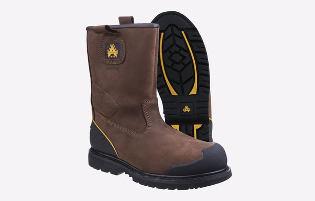 FS223 is een duurzame industriële laars met een Goodyear-zoolconstructie. All-weather laars vervaardigd met een waterdichte voering, waterafstotend nubuckleren bovenwerk. Voorzien van een lichtgewicht composietneus en middenzool en een antibacteriële voetbed.
- Amblers Safety FS223 Veiligheids Rigger Laars - Inclusief composiet neuskap en middenzoolbescherming. - Trek-lussen voor gemakkelijk aan- en uittrekken. - Goodyear-gelijmde rubberen loopzool - Bovenwerk en zool zijn gestikt met een duurzame Goodyear-zool - Rubber schurfkap en TPU hielondersteuning - Voldoet aan de EN ISO 20345:2011 normen voor veiligheidsschoeisel.