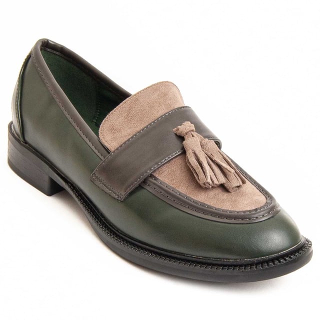 Casual moccasin for women. Comfortable fit. Made with vegan materials. Manufactured by other brands for our brand.