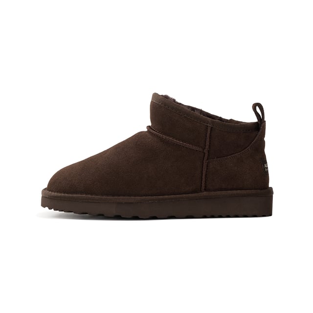 Minibota de moda para estar a la última de las últimas tendencias. Forro de lana suave de piel de oveja australiana genuina de primera calidad. Parte superior de gamuza de cuero completo - Resistencia al agua.Plantilla única totalmente moldeada con soporte, plantilla totalmente forrada de piel de oveja, extremadamente cómoda. Procesado de origen sostenible y respetuoso con el medio ambiente. Suela exterior de goma con mezcla de EVA de alta densidad, que la hace más ligera, suave y duradera. Doble costura y talón reforzado. La piel de oveja respira permitiendo que los pies se mantengan calientes en invierno y frescos en verano.