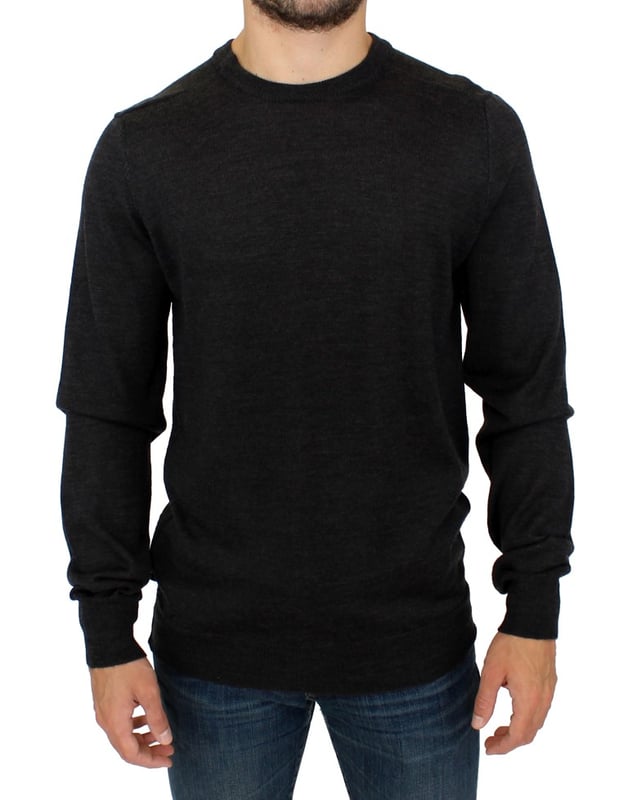 Fantastisk Costume National CNC grå rayonblandning crewnecktröja pullover  
Helt ny med taggar  
Klassisk design med rund hals  
Logodetaljer  
Tillverkad i Italien  
Materialkomposition: 90% rayon 6% acetat 4% polyester  
Inkluderar originaltaggar och påse från butiken  
Material: 90% rayon 6% acetat 4% polyester