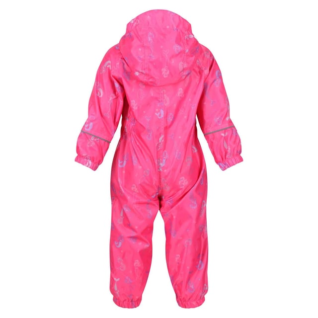 The Pobble from Regatta. The all-in-one suit features a water-repellent finish to protect from rainfall and muddy puddles. It's breathable too so nothing will get in the way of mini adventures. The print is perfect for brightening up rainy days outdoors. Material: 100% Polyester. Ref: RKW241HXD.