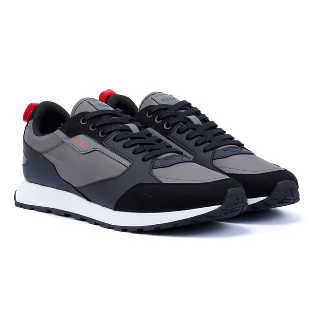 Stylische Sneakers mit einem Obermaterial aus einem Mix aus hochwertigen Materialien für Strapazierfähigkeit und Struktur. Der flache Knöchelkragen sorgt für einen eleganten Look und die gepolsterte Innensohle für ganztägigen Komfort. Die leichte EVA-Laufsohle sorgt für hervorragende Flexibilität und Unterstützung.