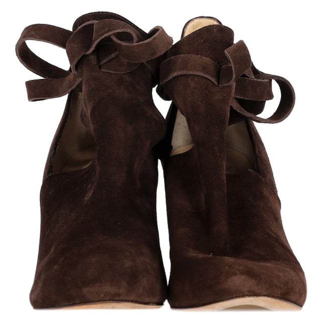 Jimmy Choo Marina Ankle Boots in Brown Suede VINTAGE, RRP AS NEW
Step into sophisticated style with the Jimmy Choo Marina Ankle Boots in rich brown suede. These elegant boots are designed to elevate any outfit with their luxurious suede finish and sleek, modern silhouette. The smooth brown suede adds depth and texture, creating a versatile color that complements both casual and formal wardrobes.
Jimmy Choo Marina Ankle Boots in Brown Suede
Condition: Very good
Signs of wear: Minor markings, Lightly used but very well maintained. Minor mark at soles & creasing, light scuffing at the soles and heels.
Packaging: Dust bag
Color: Brown
Material: Suede | suede
Size: EU | 38/IT38/UK5/US8
Measurements: Heel height: 100; Insole length: 270
SKU: TONPUGBSH423461W