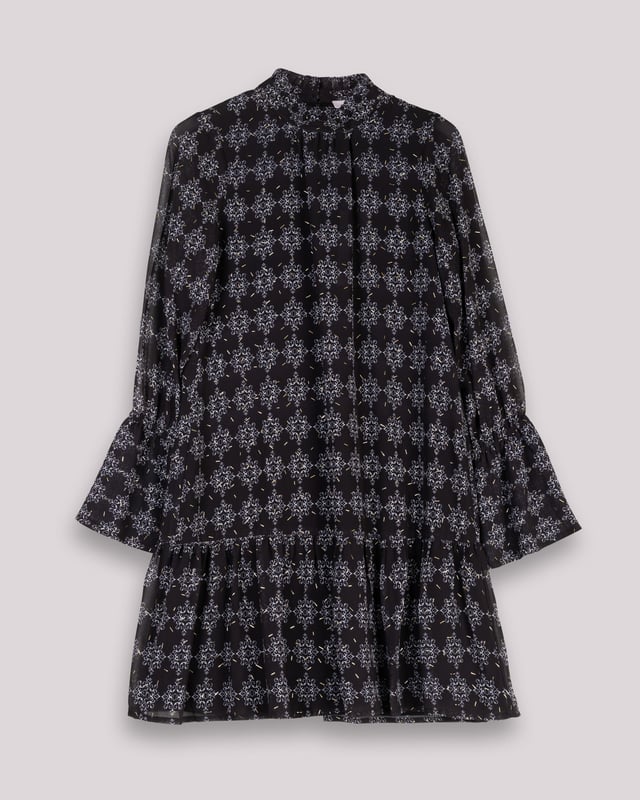 El vestido con volante Catalina en azul te hará sentir la frescura del invierno. Con su diseño elegante y detalles de volantes, esta prenda añade un toque de sofisticación y movimiento a tu look. Perfecto para cualquier ocasión, realza tu silueta con su lazada en la cintura.
 
 
 
 Vestido corto con cuello redondo. 
 
 Manga larga con puño elastico y volante a la altura del codo. 
 
 Cierre en espalda con cremallera. 
 
 Tejido estampado geométrico con detalles de foil dorado.