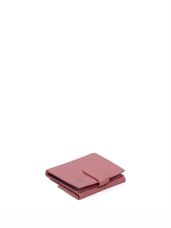 Cartera de hombre. El cierre es con botón de presión. Los bolsillos internos son tarjeteros y porta billetes. Los bolsillos exteriores son uno trasero con clip. Falta la correa para el hombro. Falta el mango. Hay un compartimento interno. El material exterior es 100% Piel Auténtica. Internamente está forrado en piel auténtica. Medidas: 8x10x2 cm. Producto de moda