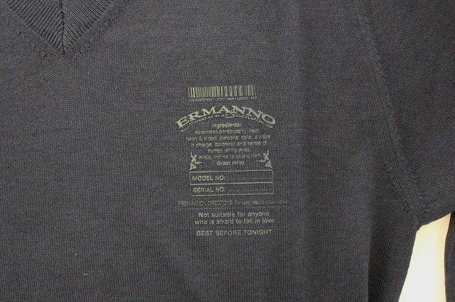 100% Authentic ERMANNO SCERVINO blue v-neck wool blend pullover sweater
  Stylish V-neck design
  Made from a luxurious blend of 50% acrylic and 50% wool
  Logo detailing adds a subtle designer touch
  Available in a beautiful blue color
Material: 50% Acrylic 50% Wool
