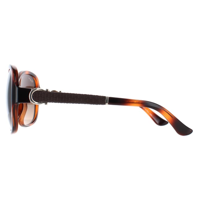 Las gafas de sol Salvatore Ferragamo Butterfly para mujeres en color carey marrón degradado SF744SLA son de estilo mariposa y están elaboradas en acetato ligero. Los brazos anchos y las curvas femeninas garantizan un aspecto elegante. El logo de Salvatore Ferragamo aparece en el interior de las patillas para asegurar la autenticidad de la marca.
