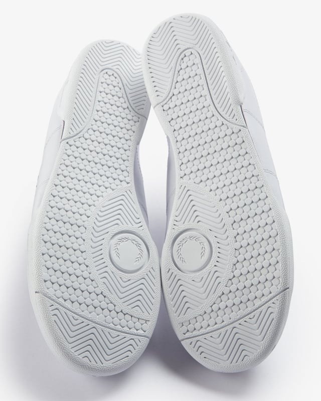 Sneaker mit einem weichen Obermaterial aus hochwertigem Vollnarbenleder für ein edles Aussehen und ein angenehmes Tragegefühl. Entworfen mit umweltfreundlichen recycelten Polyester-Schnürsenkeln und einer strapazierfähigen Gummisohle für den ganztägigen Komfort und Grip.