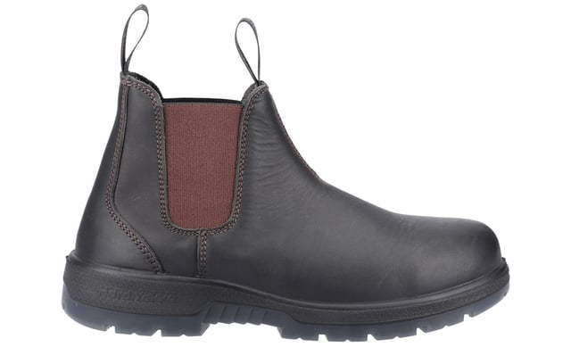 Die Hard Yakka Brumby Soft Toe Dealer Boots kombinieren Haltbarkeit und Komfort für harte Arbeitsumgebungen. Mit einem wasserfesten Obermaterial aus geöltem Vollnarbenleder und einer robusten PU/TPU-Konstruktion halten diese Stiefel Ihre Füße trocken und geschützt. Innen bieten Repreve-Futter und eine Premium-Lederkappe (1,8 mm-2 mm) eine bequeme Passform, während sich das PU/Memory-Schaum-Fußbett zur Dämpfung an Ihren Fuß anpasst. Zu den Sicherheitsmerkmalen gehören ein Kickguard-Zehenschutz, eine nichtmetallische durchtrittsichere Platte und eine SRC-zertifizierte rutschfeste Außensohle für hervorragende Traktion. Mit extra langen Zugschlaufen für einfaches Tragen und antistatischen Eigenschaften sind die Brumby Dealerboots die ideale Wahl für zuverlässige, nachhaltige Arbeitsschuhe.
- Obermaterial aus wasserabweisendem, geöltem Vollnarbenleder
- Repreve-Innenfutter mit Lederabdeckung
- Extralange Zugschlaufen
- PU-/Gedächtnisschaum-Einlegesohlen
- Kickguard-Zehenschutz
- Rutschfeste TPU-Laufsohle
- Durchtrittsichere Mon-Metall-Platte
- Hartes Yakka-Branding