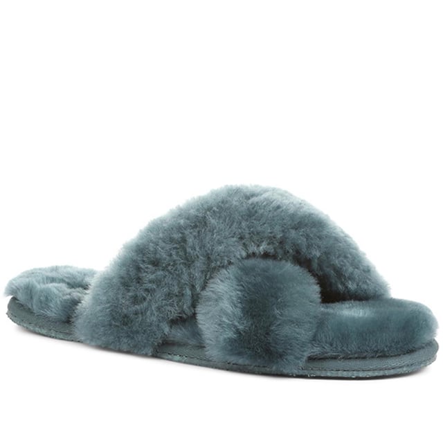 Our Dory slippers are primed for duvet days and WFH days. Crafted in luxuriously soft sheepskin both inside and out, Dory offers unmatched and all-encompassing comfort. Made for comfortable and elegant wear around the house, the fluffy slippers are based on a lightweight and flexible sole. You'll find yourself reaching for Dory as soon as you step through the front door.