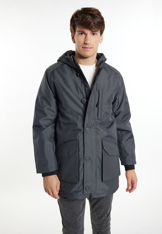 Im klassischen Stil gehalten ist diese Winterjacke von Mo Ihr 24/7 Outdoor-Begleiter. Das robuste, leicht glänzende Material ist beschichtet und wasserabweisend, eine leichte Wattierung sorgt für eine wärmende Isolierung. Die große Kapuze schützt dabei ebenso wie der durch die Knopfleiste verdeckte Reißverschuss. Eine praktische Brusttasche sowie die innenliegenden Rippbündchen an den Ärmeln ergänzen das Modell.  Parka