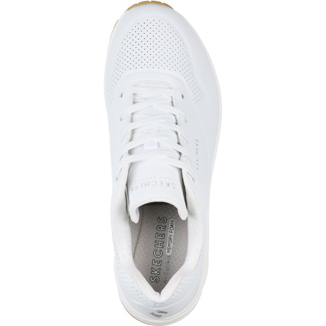 Klassiek luchtkussencomfort krijgt een frisse update in de Skechers Street Uno - Stand on Air. Deze veterschoen heeft een glad bovenwerk van geperforeerd synthetisch materiaal met een Air-Cooled Memory Foam binnenzool en een zichtbare Skech-Air middenzool met luchtkussentjes.