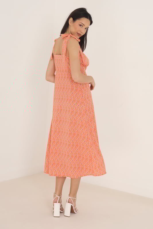 Make a statement with this button-up woven dress from Brave Soul, perfect for special occasions and summer days. This dress features tie detail straps and a charming sweetheart neckline, adding a touch of femininity. The floaty shape offers a comfortable and flattering fit, while the floral print adds a vibrant and stylish touch. The model wears size S/8.