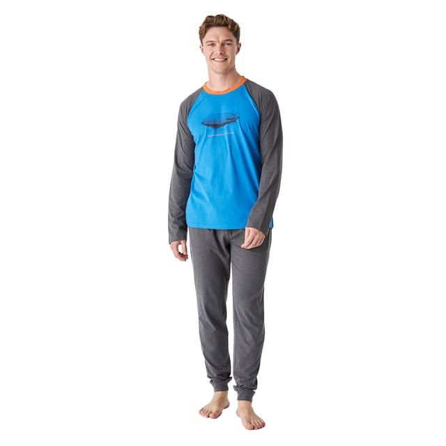 Eleva tu confort nocturno con nuestra pijama de algodón para caballero, diseñada para brindarte una experiencia de descanso inigualable.

La camiseta cuenta con mangas largas que ofrecen calidez y comodidad, ideales para las noches frescas. Además, su clásico cuello redondo aporta un toque versátil y estilizado, perfecto para cualquier ocasión casual.

El pantalón incluye prácticos bolsillos laterales, perfectos para llevar pequeños objetos, y una cintura elástica regulable con cordón que asegura un ajuste personalizado y cómodo. Además, cuenta con puños en los tobillos, que aportan un toque moderno y garantizan un mejor ajuste.

Confeccionada en suave algodón, esta pijama combina funcionalidad y estilo, convirtiéndola en la opción perfecta para tus momentos de relax en casa. 

Disfruta de una noche de descanso reparador y despierta renovado cada mañana. ¡Haz de tu rutina nocturna un verdadero placer!
 Composición: Camiseta: 100% Algodón; Pantalón: 60% Algodón, 40% Viscosa
 Cuidados:
- Lavar en máquina máx 30ºC.
- Centrifugado corto.
- No usar secadora.
- Planchar máx 110ºC.