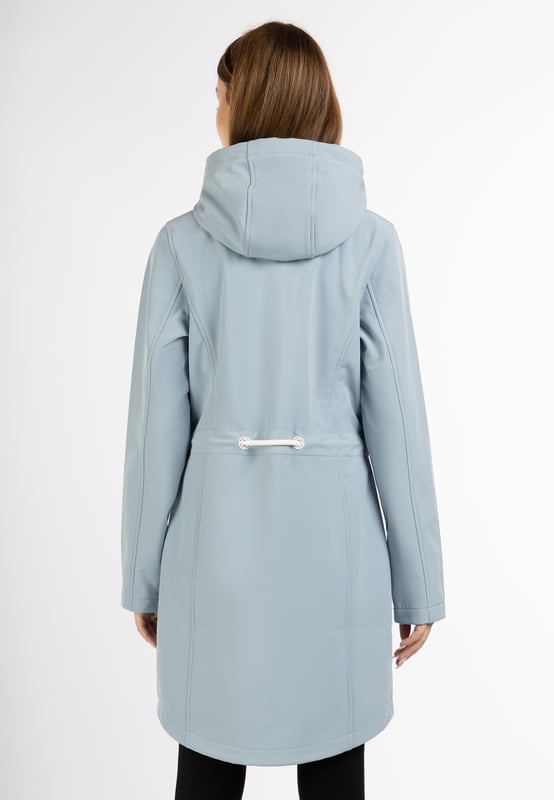 Geen vulling  myMo ATHLSR presenteert de functionele alary softshelljas in sportief design. Met zijn comfortabele lengte en de zachte microfleece binnenkant is hij perfect voor de overgang. Het ademende, winddichte en waterdichte materiaal biedt betrouwbare bescherming en kan bovendien met een taillekoord in het figuur worden getrokken. Bijzonder opmerkelijk zijn de twee praktische zijzakken en de vele liefdevol doordachte details zoals oogjes in reliëf, koordstoppers en het hartvormige borduursel op de borst. Een hoge opstaande kraag houdt niet alleen de nek warm, maar biedt ook ruimte voor een capuchon, die dankzij de ritssluiting eenvoudig in de hoge kraag kan worden geïntegreerd.  softshell jas
